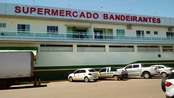 Fachada da antiga unidade do Supermercado Bandeirantes
