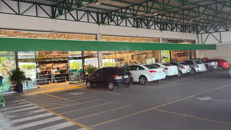 Entrada e estacionamento coberto do Supermercado Bandeirantes