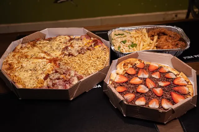 Pizzas salgadas e doce e porção de batata nas caixas da Fornetto