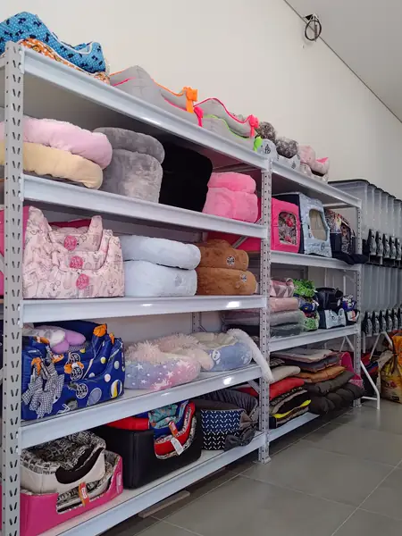 Prateleiras com caminhas para pets na Goiopet