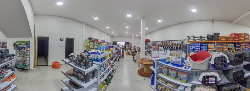 Interior da Goiopet com prateleiras de ferramentas, limpeza, rações e caixas de transporte