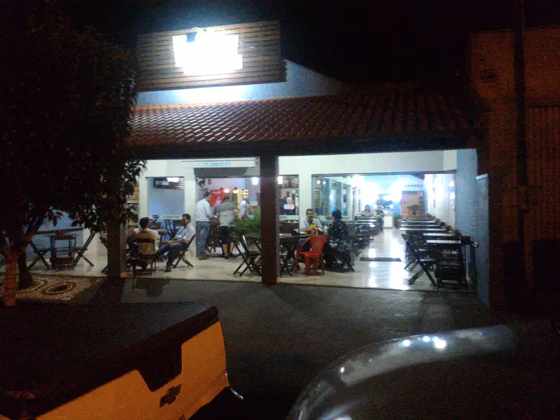 Fachada do Lago Azul à noite, com o salão aceso
