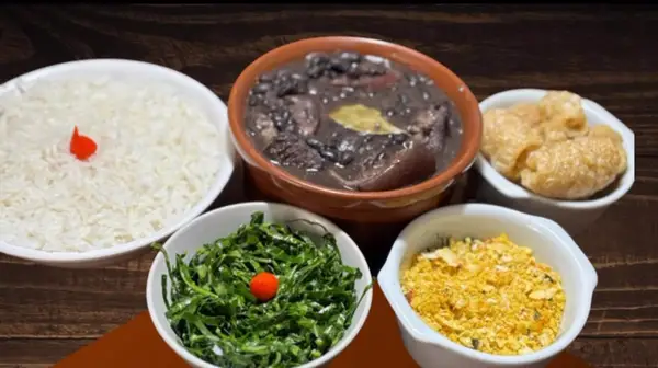 Feijoada com arroz, couve, farofa e pururuca