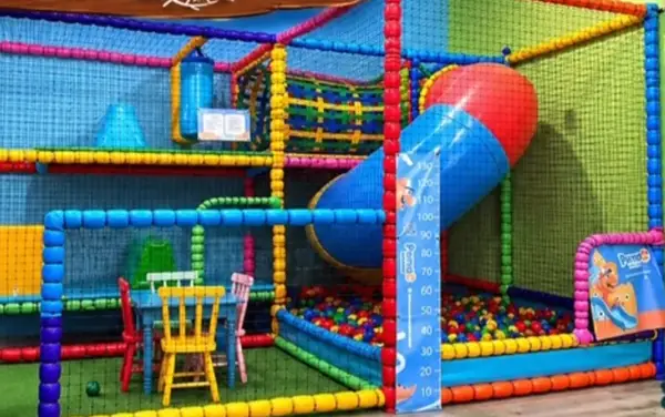 Espaço Kids do Lago Azul, com brinquedão, escorregador e piscina de bolinhas
