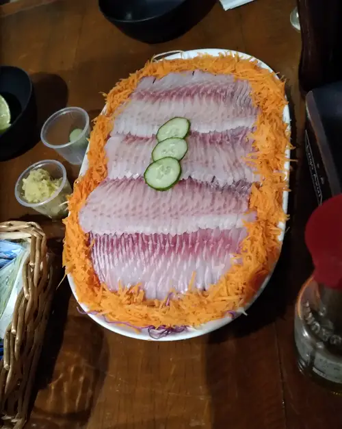 Sashimi de tilápia com cenoura e pepino
