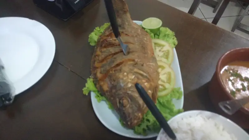 Tilápia inteira frita com salada